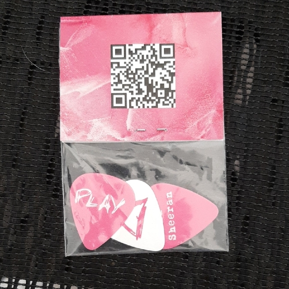 Ed Sheeran Pink Guitar Pick and Card - Picture 3 of 3